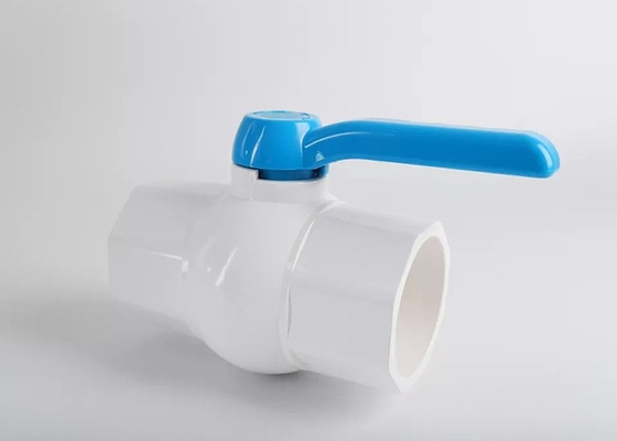 Άσπρη βαλβίδα σφαιρών υδροσωλήνων PVC 1 πλαστική λαβή βαλβίδων στροφής τετάρτων PVC τρόπων