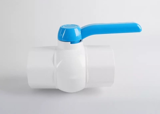 Άσπρη βαλβίδα σφαιρών υδροσωλήνων PVC 1 πλαστική λαβή βαλβίδων στροφής τετάρτων PVC τρόπων